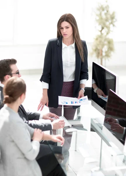 Mujer de negocios discute con el equipo de negocios el rendimiento financiero —  Fotos de Stock