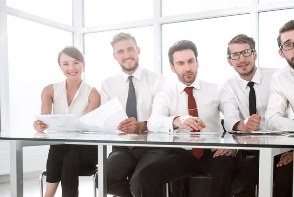 Vriendelijke business team zitten aan de balie. — Stockfoto