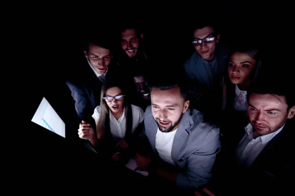 Close up. a involved group of young people looking at a computer screen . — стоковое фото