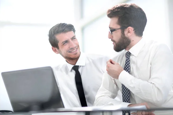 Zwei Geschäftskollegen diskutieren etwas am Schreibtisch — Stockfoto