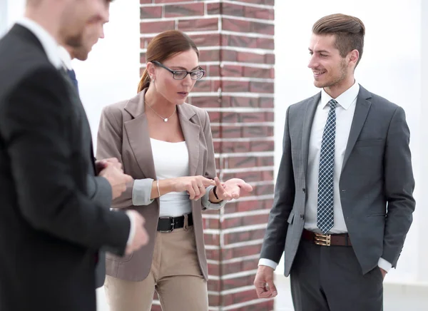 Team di lavoro in piedi nel corridoio dell'ufficio — Foto Stock