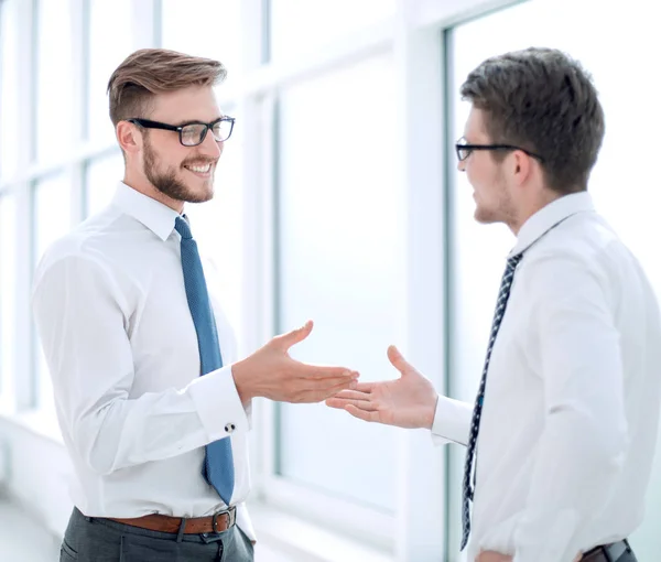 Nahaufnahme. Mitarbeiter reden, stehen am Bürofenster — Stockfoto