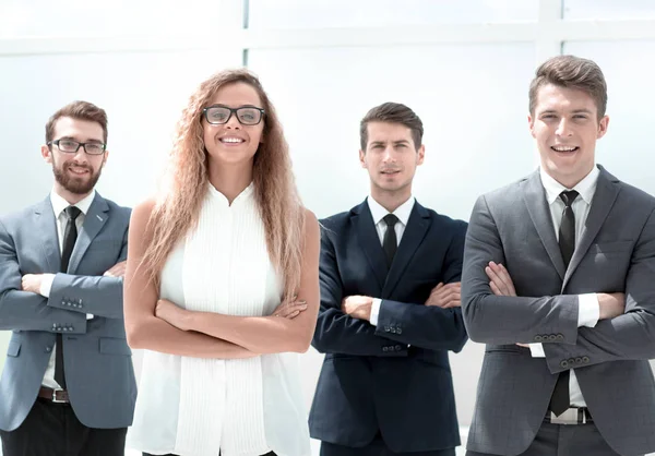 Groupe de gens d'affaires confiants debout dans le bureau . — Photo