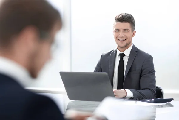 Zwei Geschäftsleute im Amt — Stockfoto