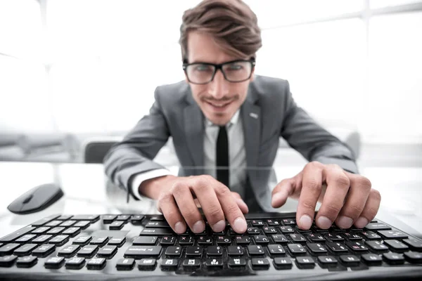 Смешной Сумасшедший Человек Использующий Компьютер Офисе Руки Клавиатуре — стоковое фото