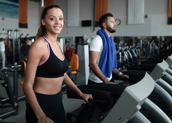 Jóvenes que trabajan en el gimnasio del centro deportivo — Foto de Stock