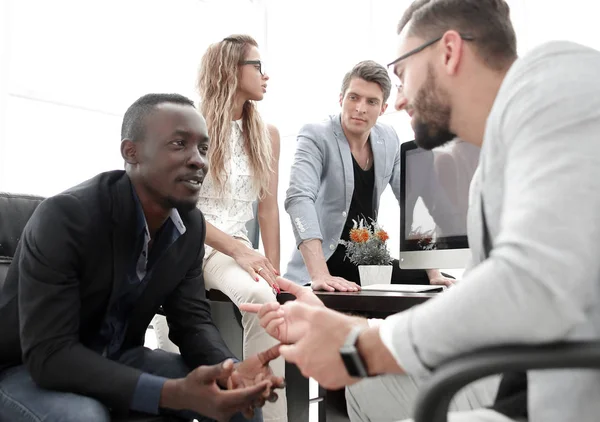 Business team bespreekt een nieuw business project — Stockfoto