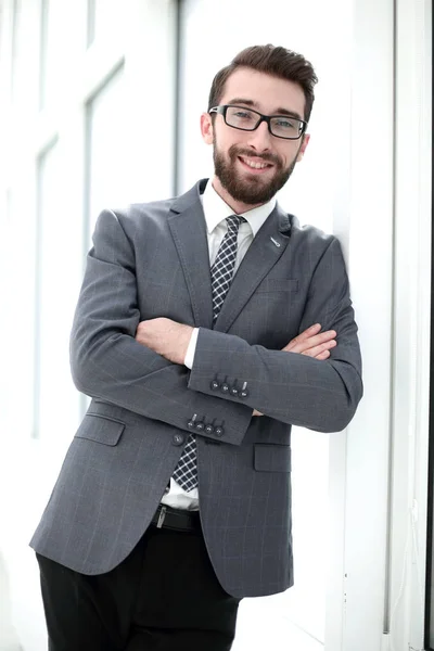 Aus nächster Nähe lächelnder Geschäftsmann im Büro — Stockfoto