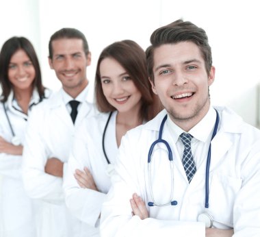 Kendine güvenen mutlu bir grup doktorun portresi.