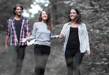 lider ekibi bir orman yolu boyunca yol açar..