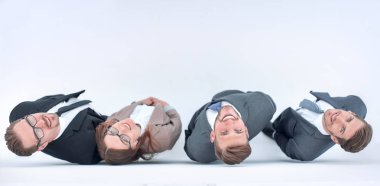 iş takım ayakta beton duvarının yakınında ve kameraya bakıyor