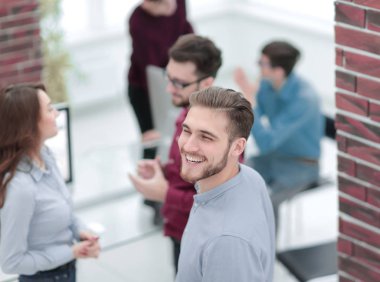 İş arkadaşları kreatif ofiste tartışıyorlar.