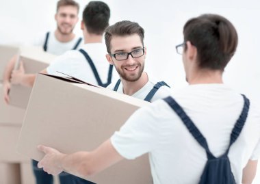 Fotoğraf işçileri taşınırken birbirlerini kutular..