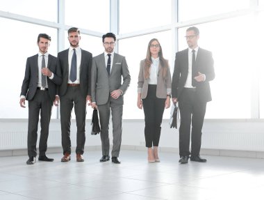 office koridorda yürürken iş adamları
