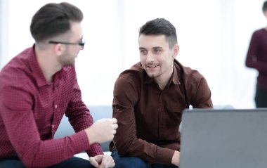 İki web tasarımcıları bir proje tartışıyor