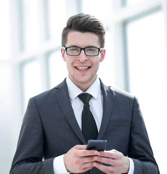 Homem de negócios sorridente com smartphone — Fotografia de Stock