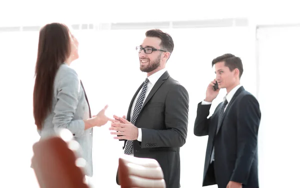 Empleados de oficina en el lugar de trabajo . —  Fotos de Stock