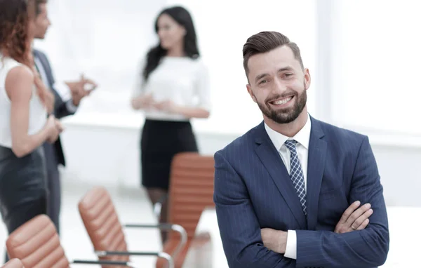 Biznesmen na tle pakietu office. — Zdjęcie stockowe