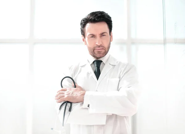 Ritratto di medico premuroso su sfondo sfocato — Foto Stock