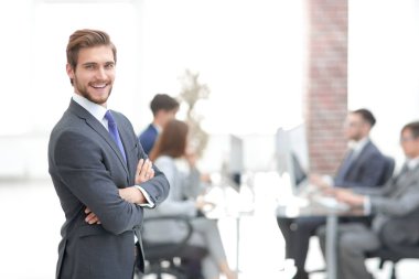 Ofisteki başarılı iş adamı bir gruba liderlik ediyor.