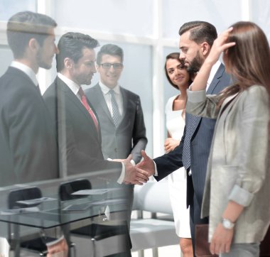 çalışanların işle ilgili belgeleri ofiste ayakta tartışmak