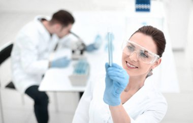 gülümseyen kadın bilim adamı tüp analiz sonuçları ile seyir