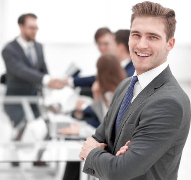bulanık office arka plan üzerinde emin iş adamı