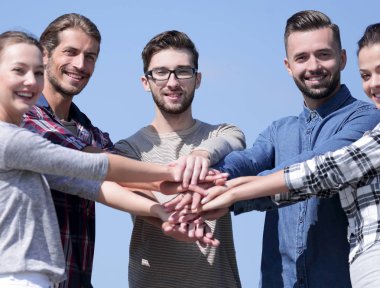 bir grup genç insan onların birlik gösterir.