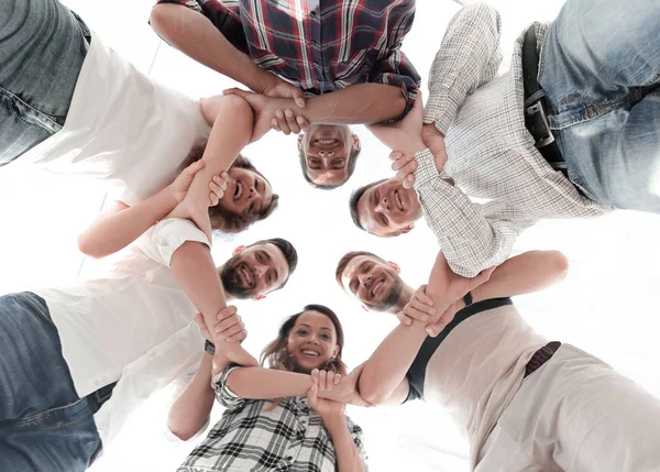 Geschäftsteam hält sich die Hand — Stockfoto