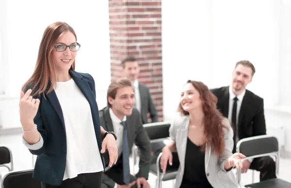 Team van office vergadering, vriendelijke uitvoerend bespreken goed nieuws — Stockfoto