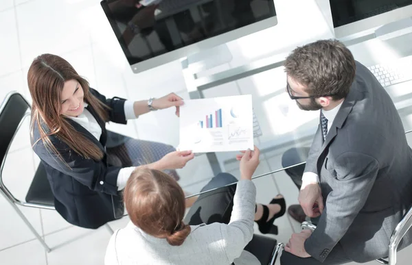 Top View.Business-Team diskutiert Finanzdaten — Stockfoto