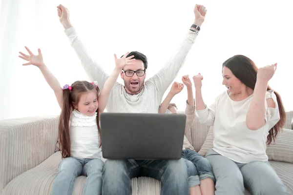 Šťastná rodina, sledovat své oblíbené televizní pořad na notebooku — Stock fotografie