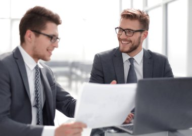 İş ortakları iş belgesini tartışıyor.