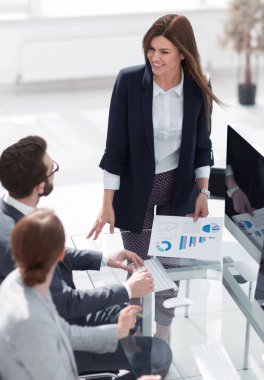 İş ekibi ile mali rapor Yöneticisi anlatılmaktadır