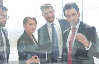 çalışanlara comp yeni strateji açıklayan işadamı