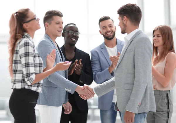 Gente de negocios dando la mano una reunión — Foto de Stock