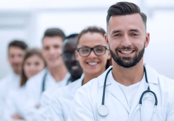 Team lächelnder Berufsärzte steht zusammen — Stockfoto