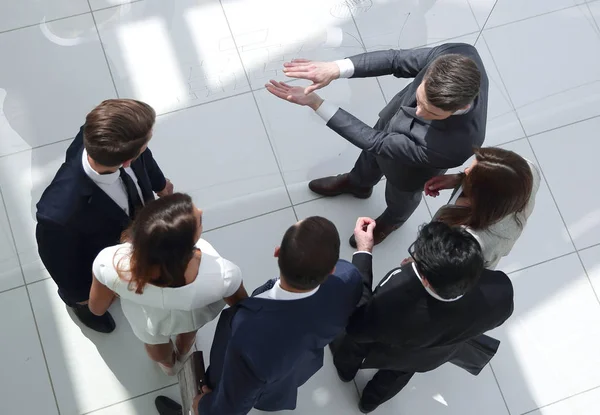 Bovenaanzicht. een groep zakenmensen die problemen bespreken. — Stockfoto