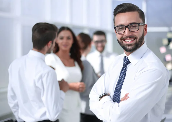 Porträt eines erfolgreichen Geschäftsmannes vor dem Hintergrund der — Stockfoto