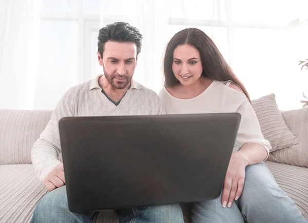 Супружеская пара смотрит шоу на своем ноутбуке — стоковое фото
