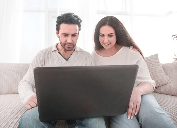 Getrouwd stel kijken naar een show op hun laptop — Stockfoto