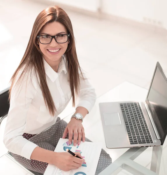 Geschäftsfrau arbeitet durch Prüfung des Finanzberichts — Stockfoto