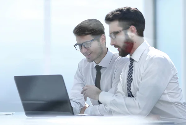 Δύο επαγγελματίες συναδέλφους κοιτάζοντας την οθόνη του φορητού υπολογιστή — Φωτογραφία Αρχείου