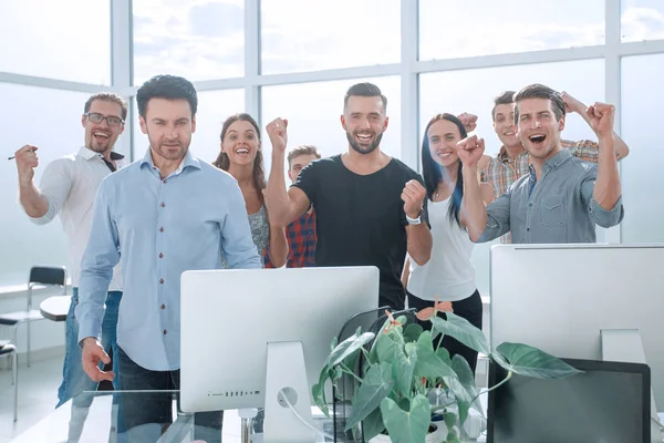 Happy business team stående i moderna kontor — Stockfoto