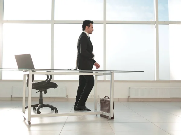 Nowoczesne biznesmen stoi w biurze jasne — Zdjęcie stockowe