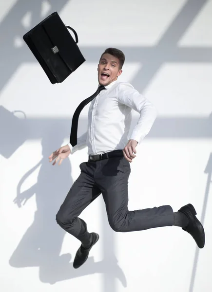 Biznes człowiek skoki w powietrzu z dużym uśmiechem na twarzy — Zdjęcie stockowe