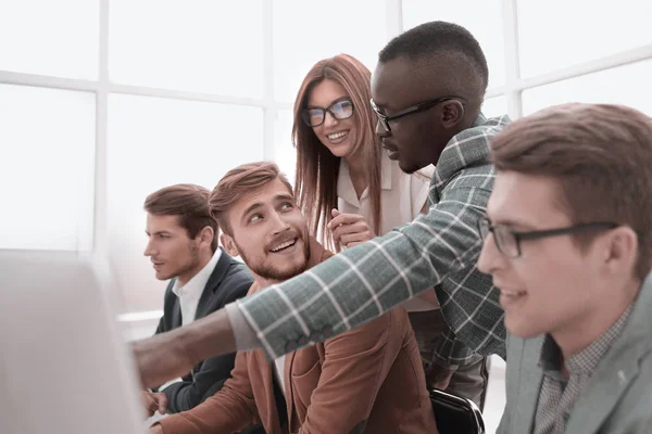 Equipo de negocios discute noticias en línea — Foto de Stock