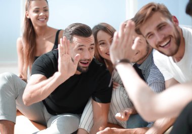 Genç çalışanlar birbirlerine beşlik çakıyor..