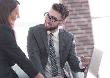 iki iş arkadaşlarınızla eğlenceli tartışırken bir dizüstü bilgisayar üzerinde proje