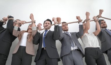 çekerek ve bağlı bir ip kavramı ile insanlar